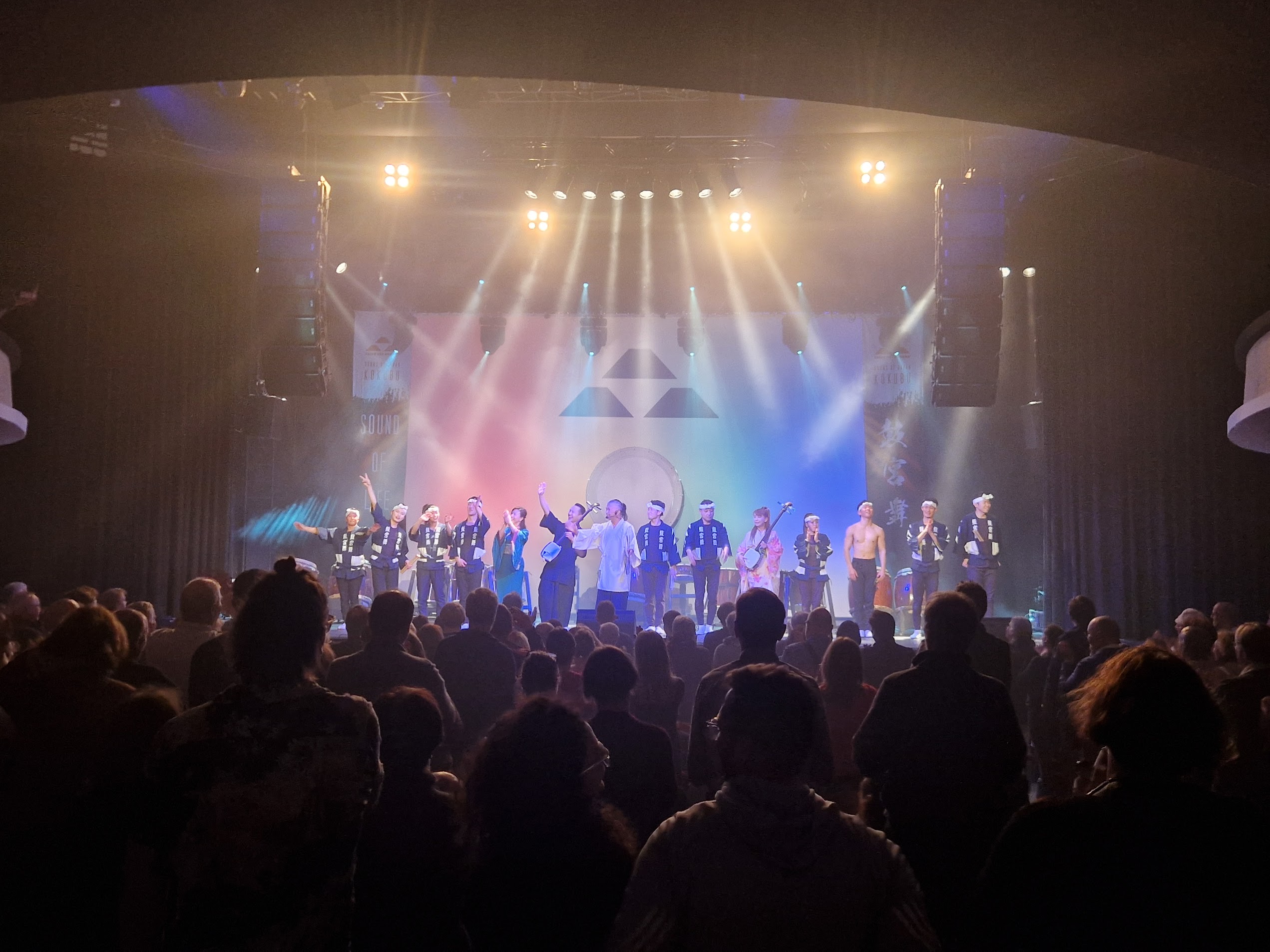 Open Air Bühne mit professioneller Veranstaltungstechnik und Licht