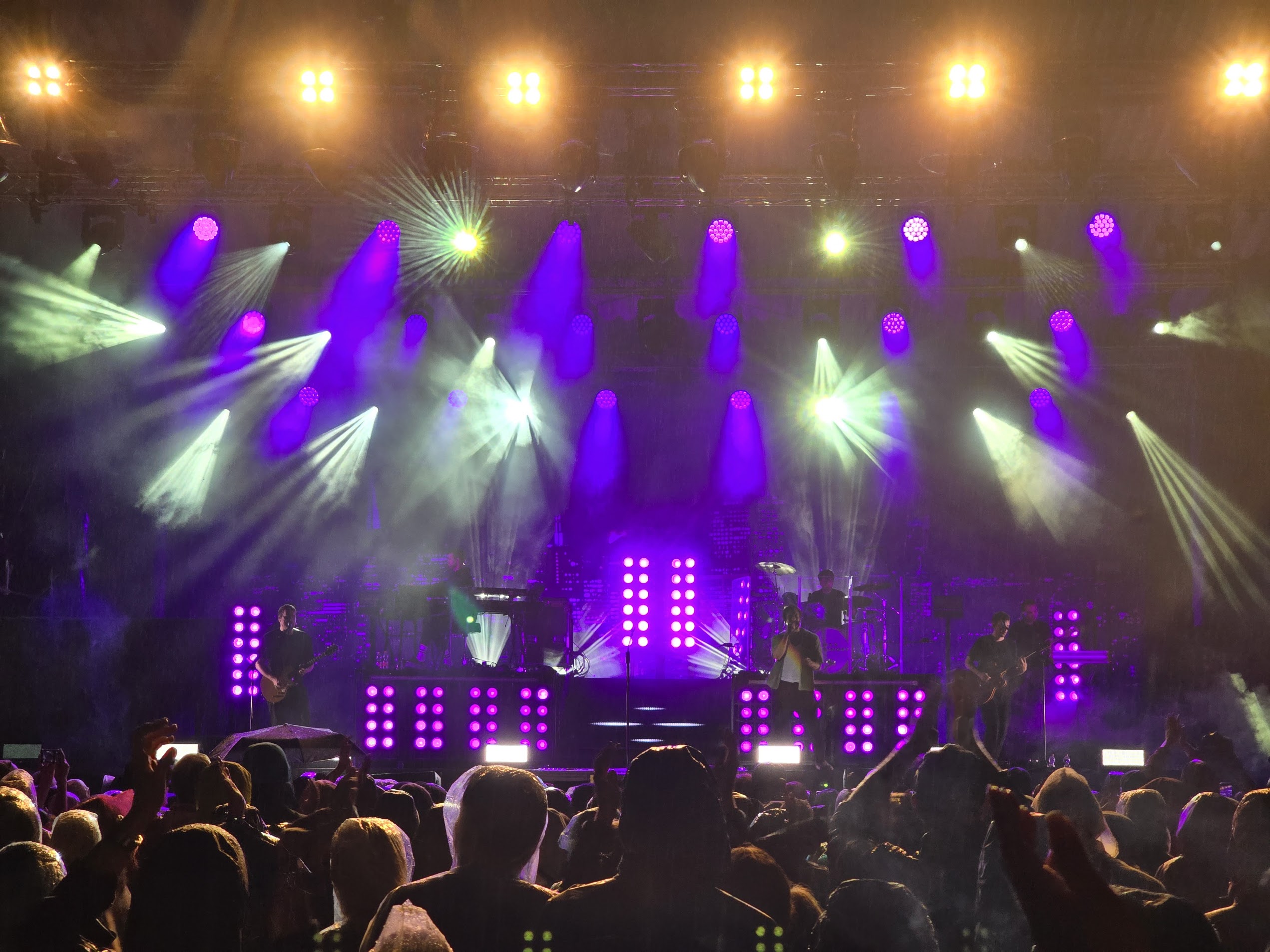 Open Air Bühne mit professioneller Veranstaltungstechnik und Licht