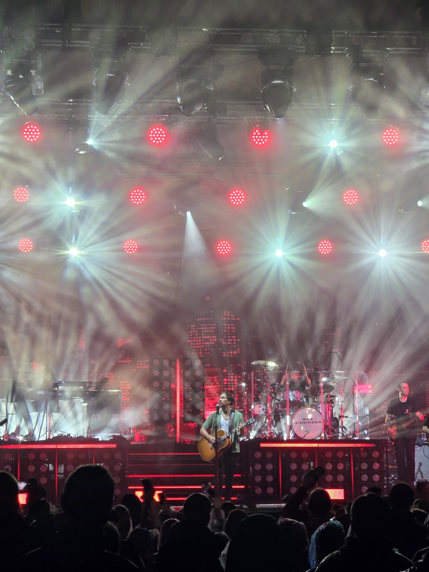 Open Air Bühne mit professioneller Veranstaltungstechnik und Licht