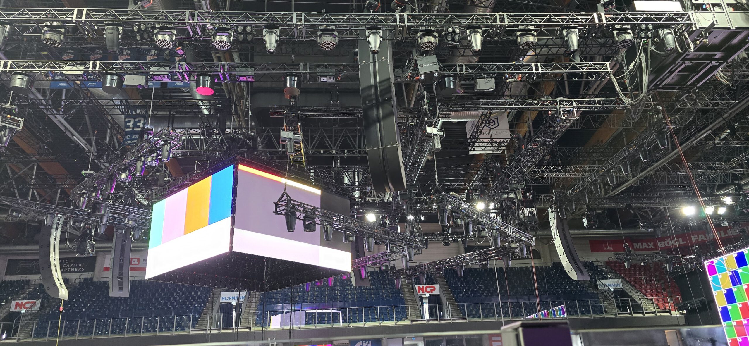 Open Air Bühne mit professioneller Veranstaltungstechnik und Licht